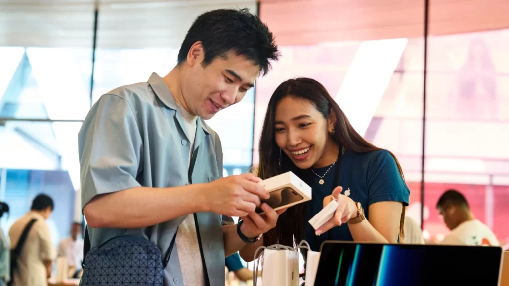 Personas mirando iPhone 15 y Apple Watch Series 9