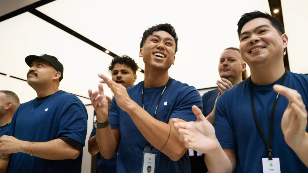 trabajadores de apple en la salida del iPhone 15 y Apple Watch Series 9
